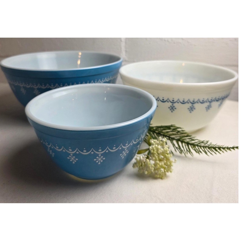 Vintage Pyrex Snowflake Blue Garland Cinderella Bowl Set of 3 Milk Glass 1970s